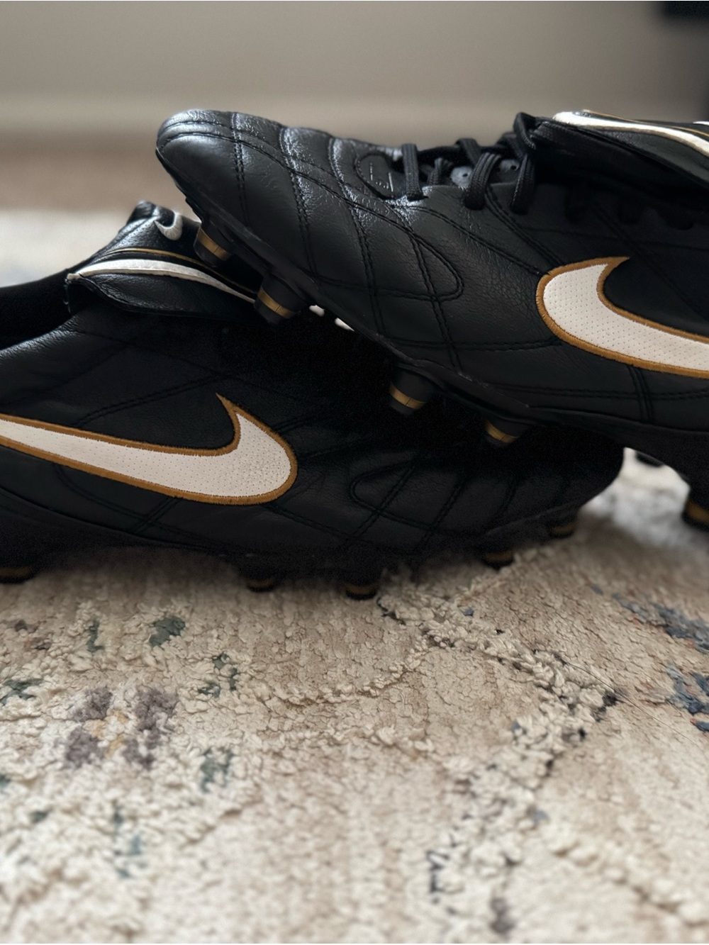 Nike Tiempo Men's Black Leather Soccer Cleats with White & Gold Accents Size 11 - Picture 2 of 6